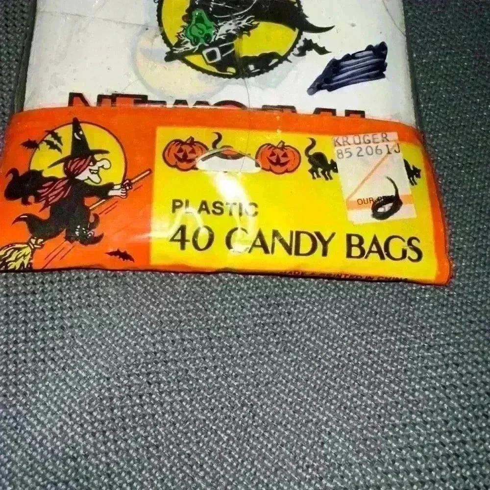 VINTAGE HALLOWEEN PLASTIC TRICK OR TREAT CANDY BAGS HAUNTED HOUSE WITCH 40